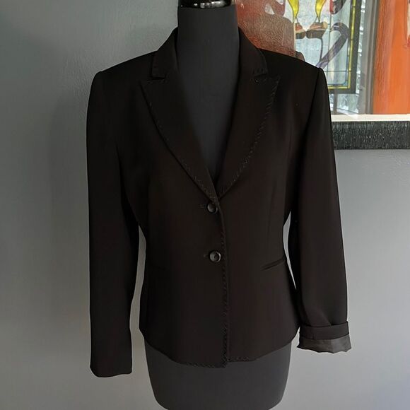 Tahari black whip stitch accent collar/lapel/center front lined suit jacket. 6P - Picture 1 of 7